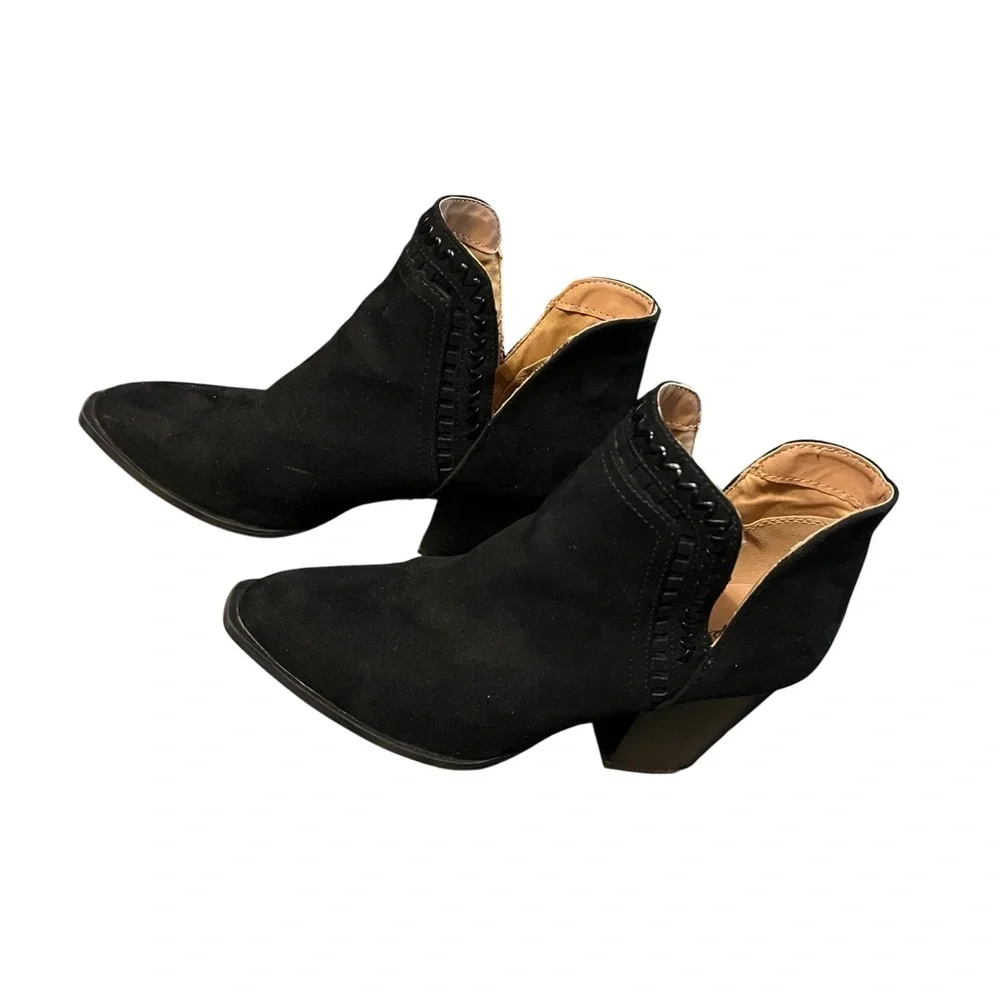 Qupid Topangs Braided V-cut Black Ankle Booties Size 6.5